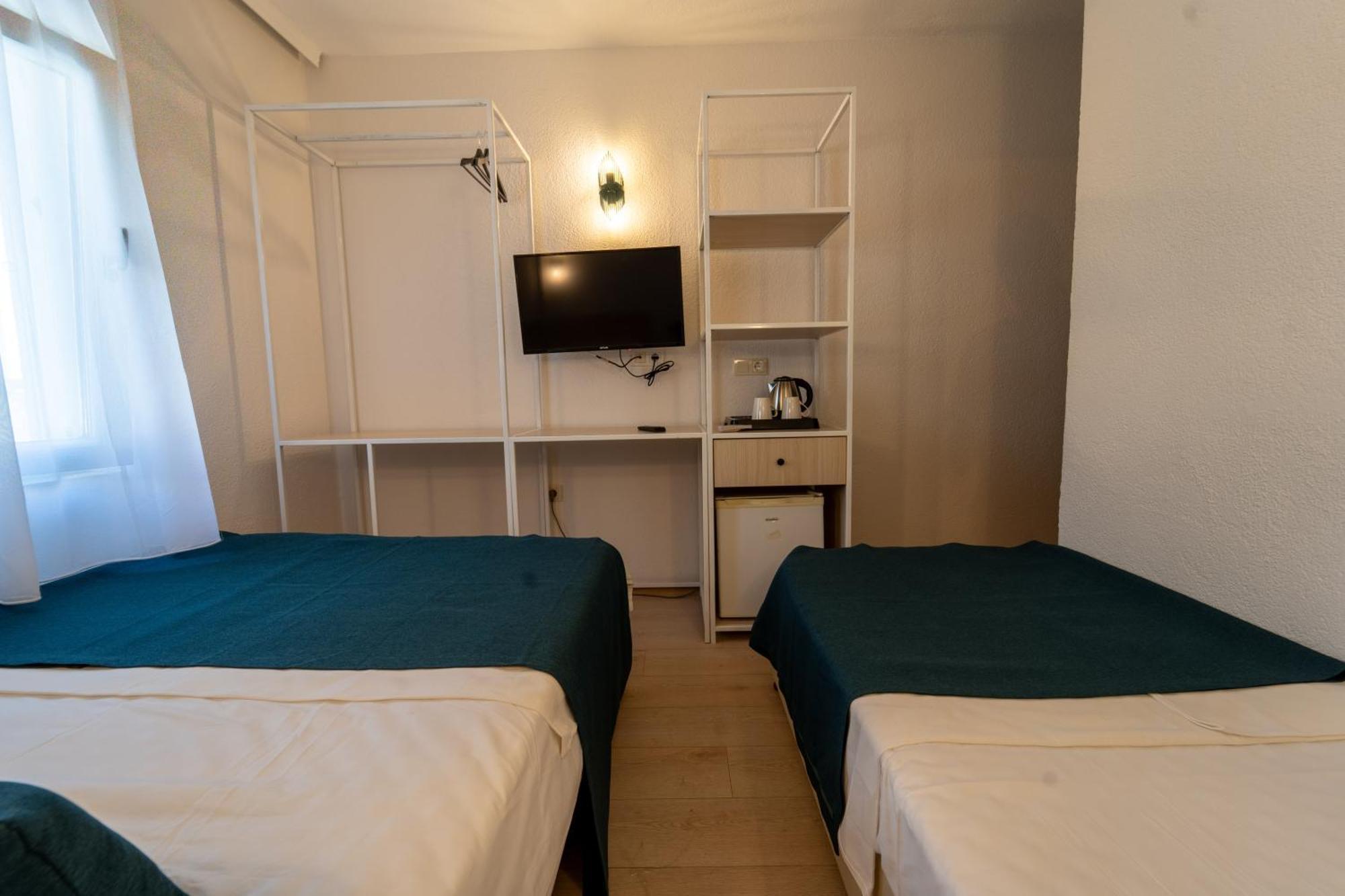 Dreibettzimmer mit Stadtblick
